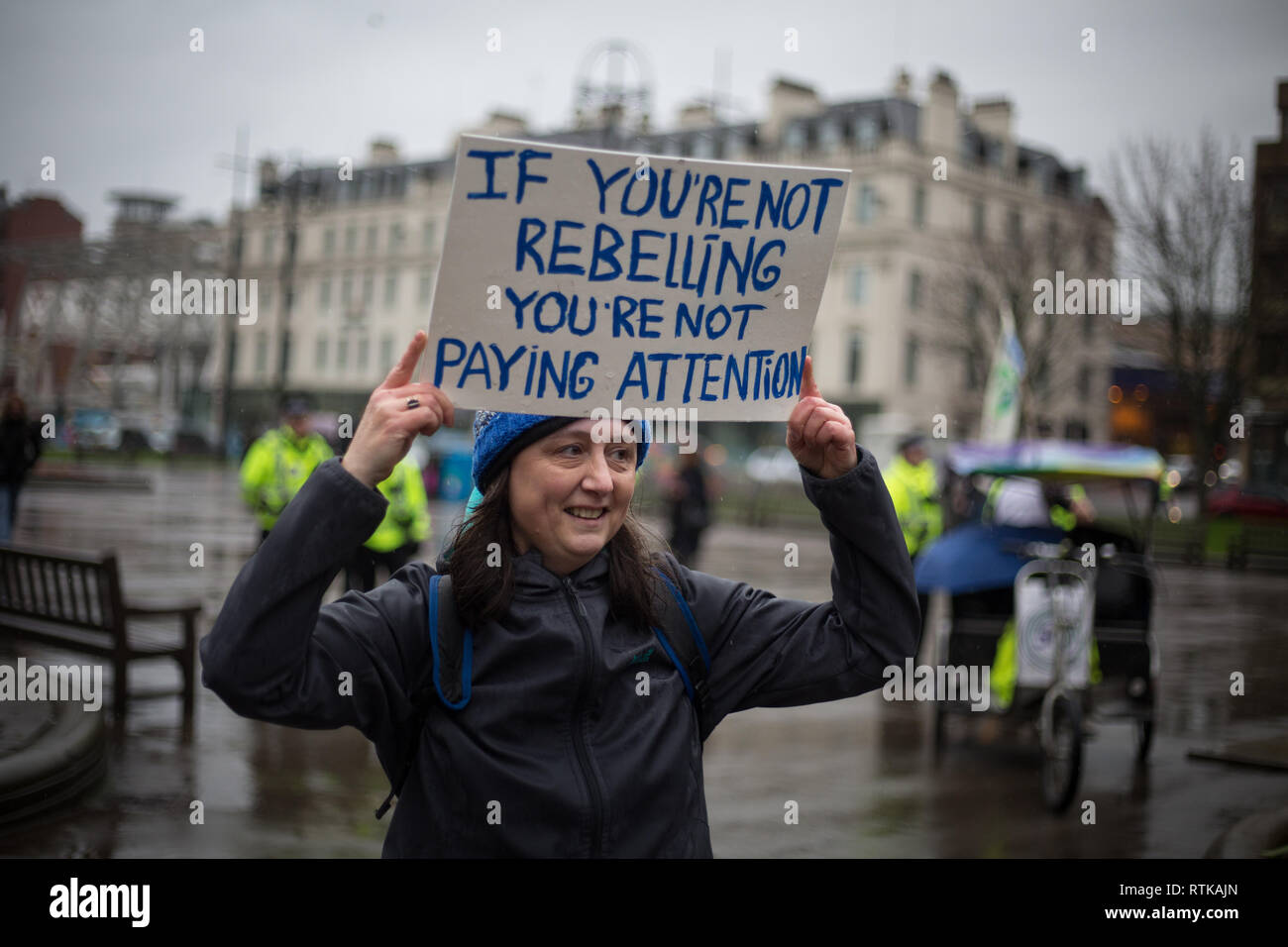 Glasgow, Escocia, el 2 de marzo de 2019. La 'ola azul' demostración por la rebelión de extinción del grupo de cambio climático y de sus partidarios, el bloqueo de carreteras y moviéndose por las calles de la ciudad para resaltar la subida de las aguas del río Clyde y para advertir de los peligros del cambio climático si no se toman medidas urgentes de forma inmediata. La manifestación pacífica de unas 200 personas, culminó con el simbólico lanzamiento de agua desde el río Clyde en la ciudad cámaras pasos, un símbolo de los niveles de agua. En Glasgow, Escocia. Crédito: Jeremy Sutton-Hibbert/Alamy Live News. Foto de stock