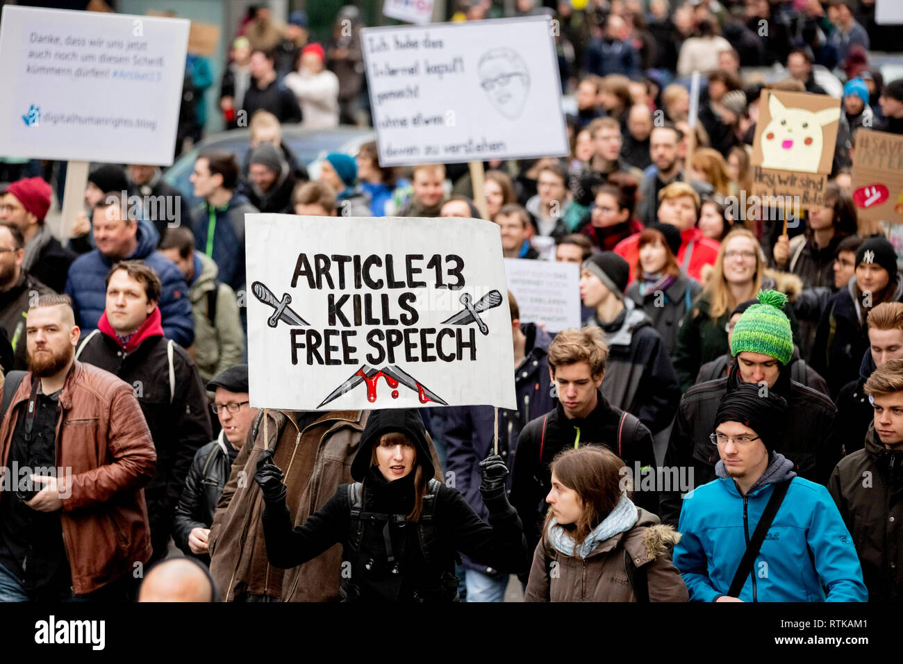 Berlín, Alemania. 02Nd Mar, 2019. "Artículo 13 mata discurso libre" steht in englischer Sprache des Bündnisses bei einer demostración "Berlín gegen 13" gegen Uploadfilter und UE-Urheberrechtsreform Artikel im 13 auf einem Plakat. Crédito: Christoph Soeder/dpa/Alamy Live News Foto de stock