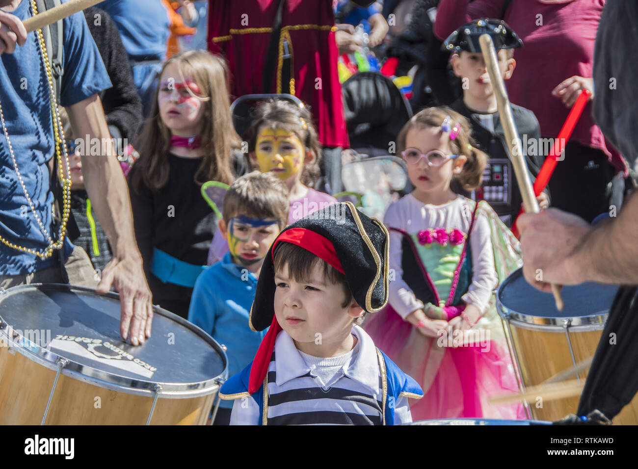 Madrid, Madrid, España. 2 Mar, 2019. Se considera a los niños escuchar la  "batucada" música brasileña durante el carnaval.celebraciones de carnaval  en las calles de Madrid que tuvo lugar esta vez en