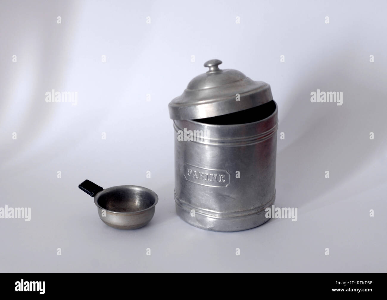 Bote de harina de aluminio vintage con dispensador Fotografía de stock -  Alamy