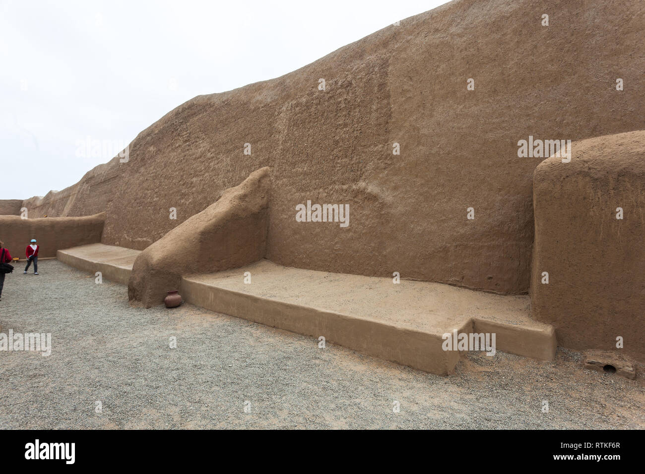 Chan Chan, Trujillo, Perú, julio de 2018: inmensos muros de la ciudad de Chan Chan, capital del reino Chimú, visitados por turistas que caminan por ella Foto de stock