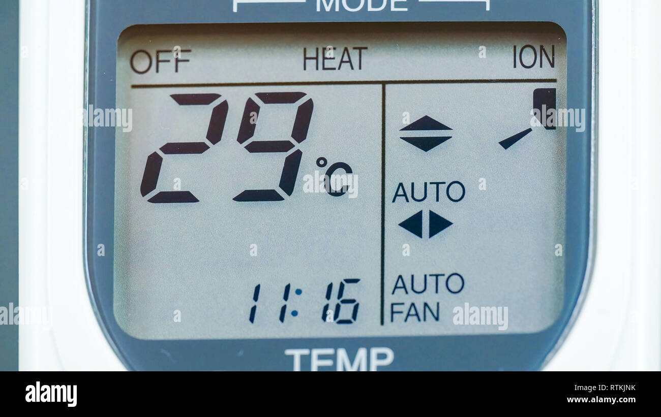 temperatura del aire acondicionado calefacción va abajo, como se en la pantalla de 30 a 16 grados Fotografía de stock - Alamy