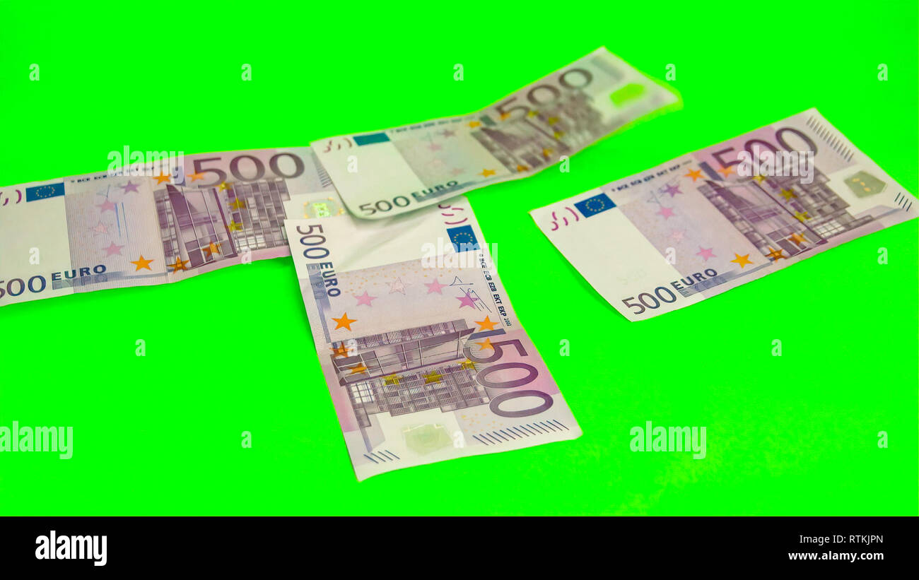 Cuatro 500 Euro bill esparcidos sobre la mesa. Un total de 2.000 euros están cayendo desde arriba Foto de stock
