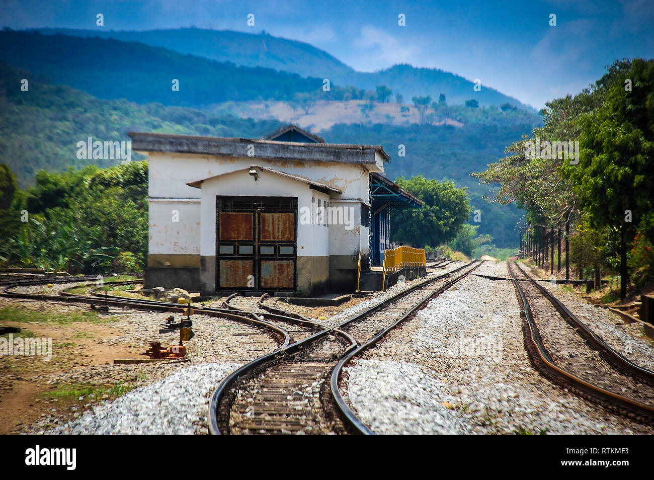 El punto de destino. Estación de trenes olvidados en una mañana neblinosa en algún lugar en el estado de Minas Gerais, Brasil. Foto de stock