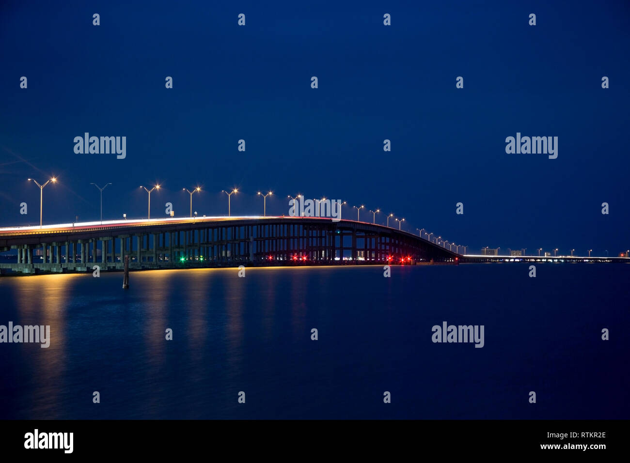 Queen Isabella Memorial Bridge en la hora azul de Port Isabel, Texas Foto de stock