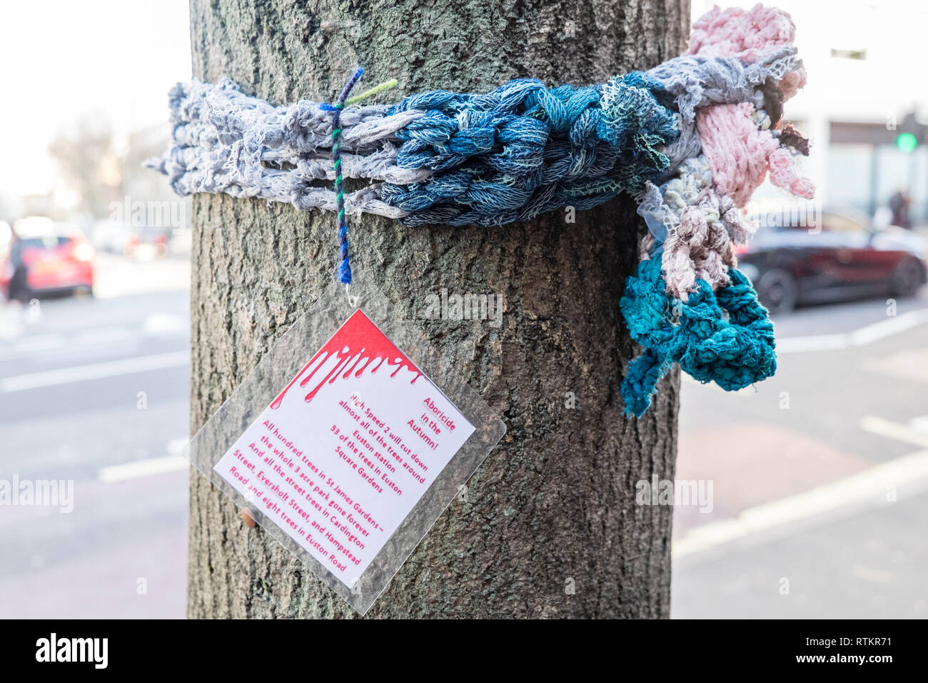 En el otoño Aboricide,arte,instalación,bufandas,bufanda,adjuntas a los  árboles,con,información,que,árboles,alrededor de Euston  Square,voluntad,cortar,para HS2 Fotografía de stock - Alamy