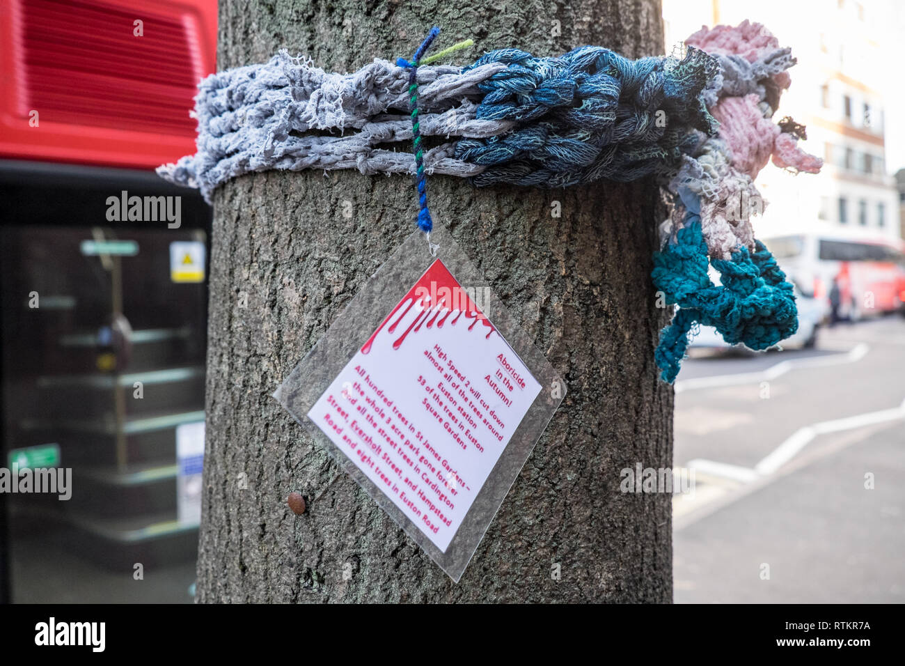 En el otoño Aboricide,arte,instalación,bufandas,bufanda,adjuntas a los  árboles,con,información,que,árboles,alrededor de Euston  Square,voluntad,cortar,para HS2 Fotografía de stock - Alamy