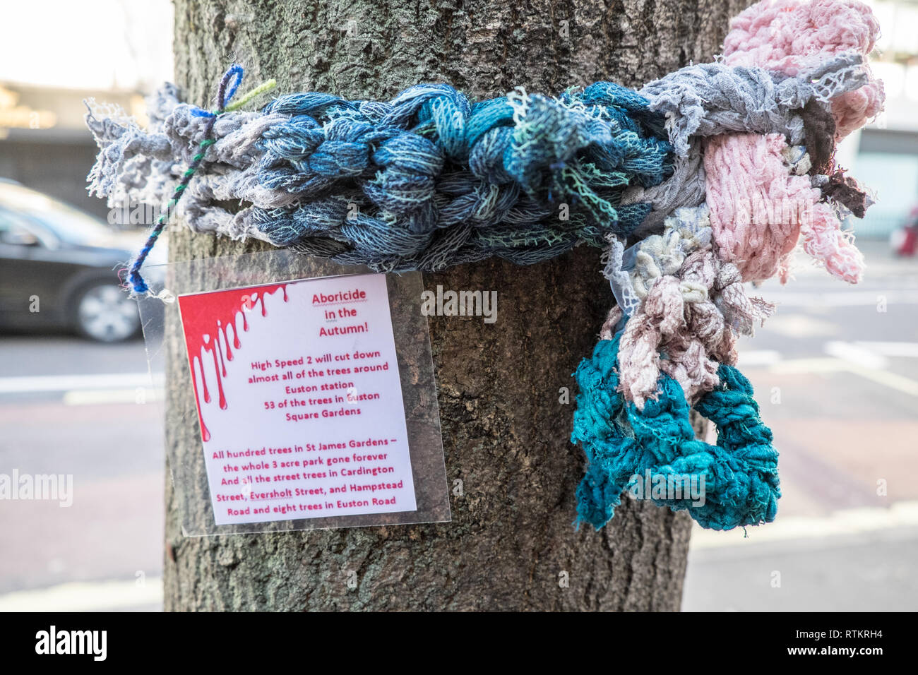 En el otoño Aboricide,arte,instalación,bufandas,bufanda,adjuntas a los  árboles,con,información,que,árboles,alrededor de Euston  Square,voluntad,cortar,para HS2 Fotografía de stock - Alamy