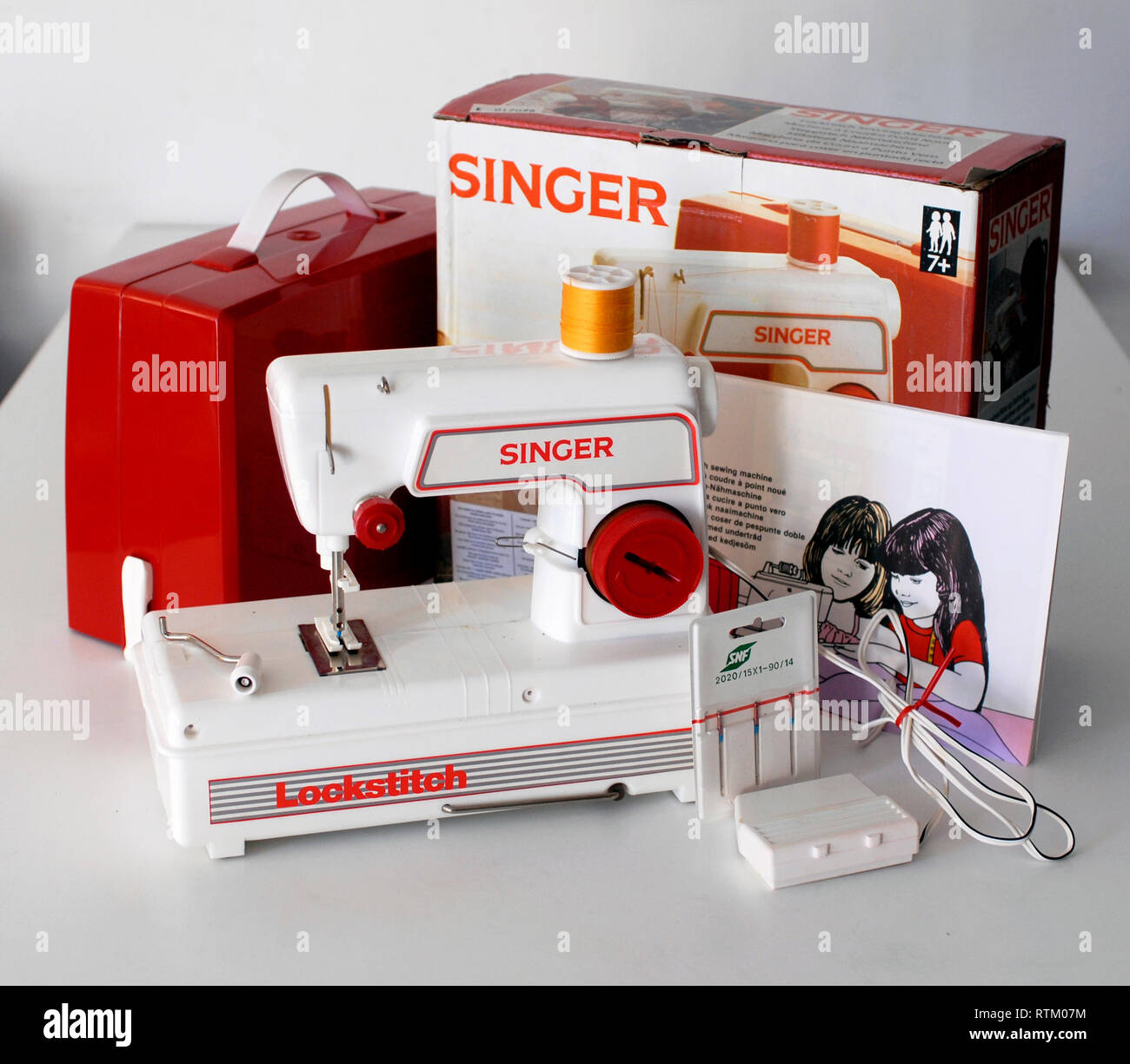 Máquina de coser de juguete de Marca cantante Fotografía de stock - Alamy