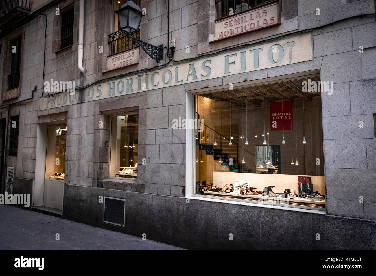 Una antigua tienda dedicada a la venta de productos hortícolas en el Barrio  Gótico de Barcelona está ocupado actualmente por la marca de zapatos Tascón.  Dos emblemáticas tiendas en el centro de