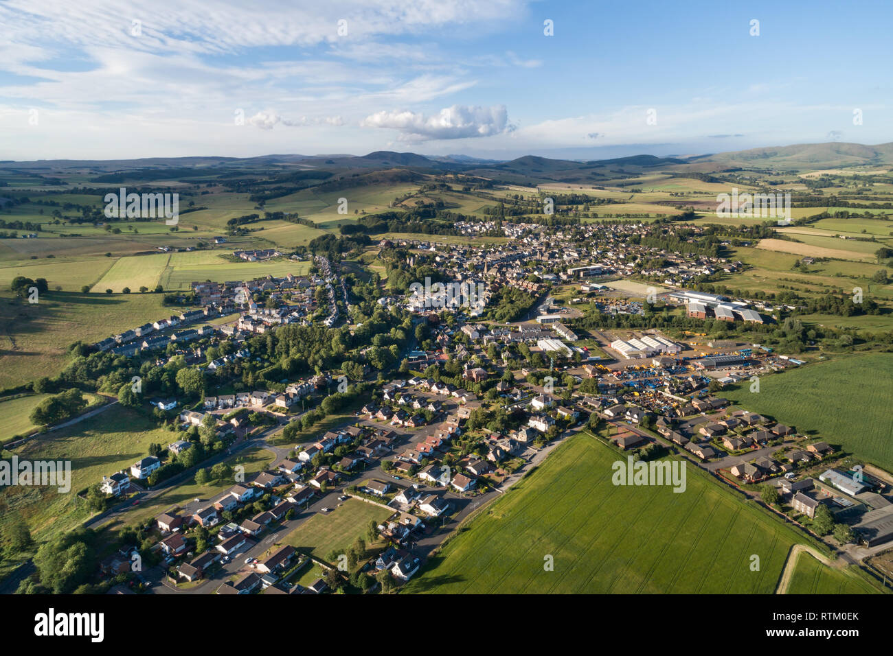 Imagen aérea de la ciudad de Biggar en South Lanarkshire mostrando la parte superior del Valle Clyde y las colinas de la región de Scottish Borders, tomada en la tarde de sol. Foto de stock