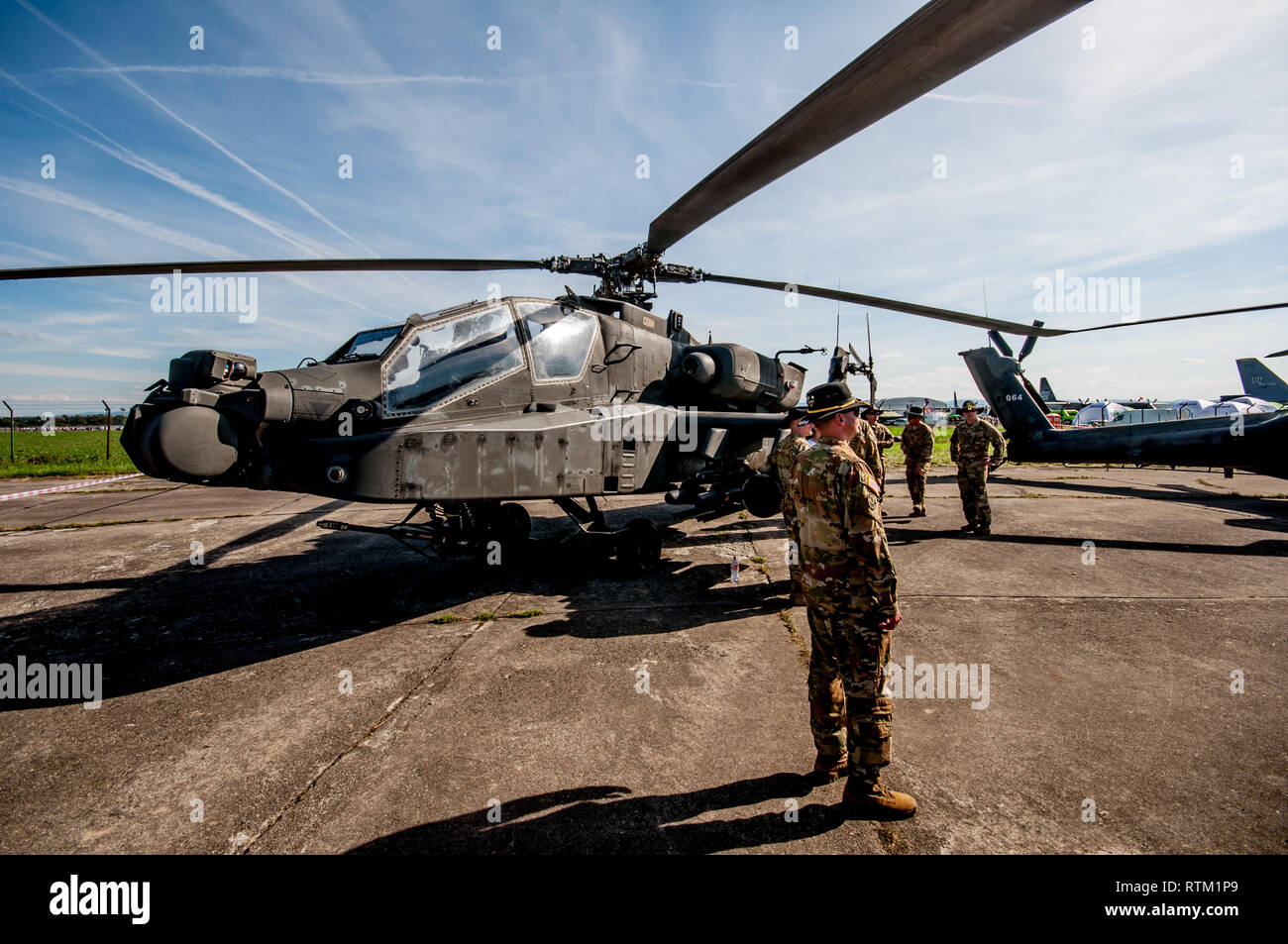 AH-64D de helicópteros de ataque Apache, se encuentra en exhibición en la Base Aérea de Ostrava, República Checa, durante los días de la OTAN. Foto de stock