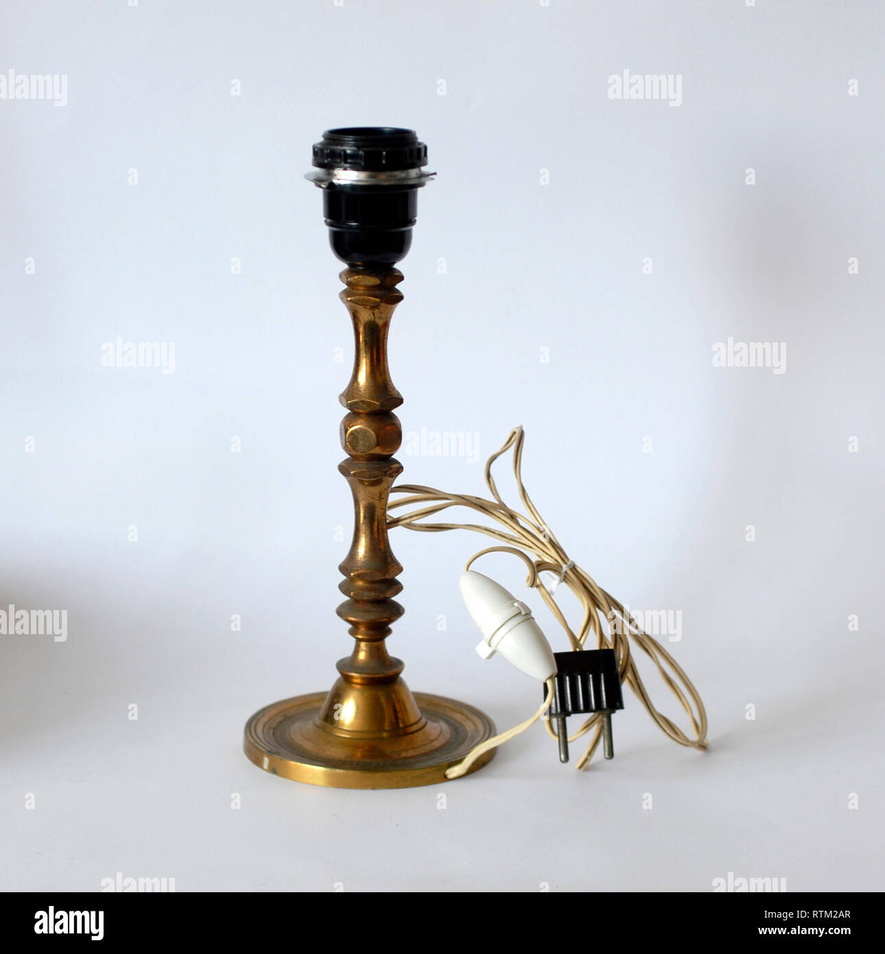Lámpara de bronce o latón antiguo, sin sombra Foto de stock