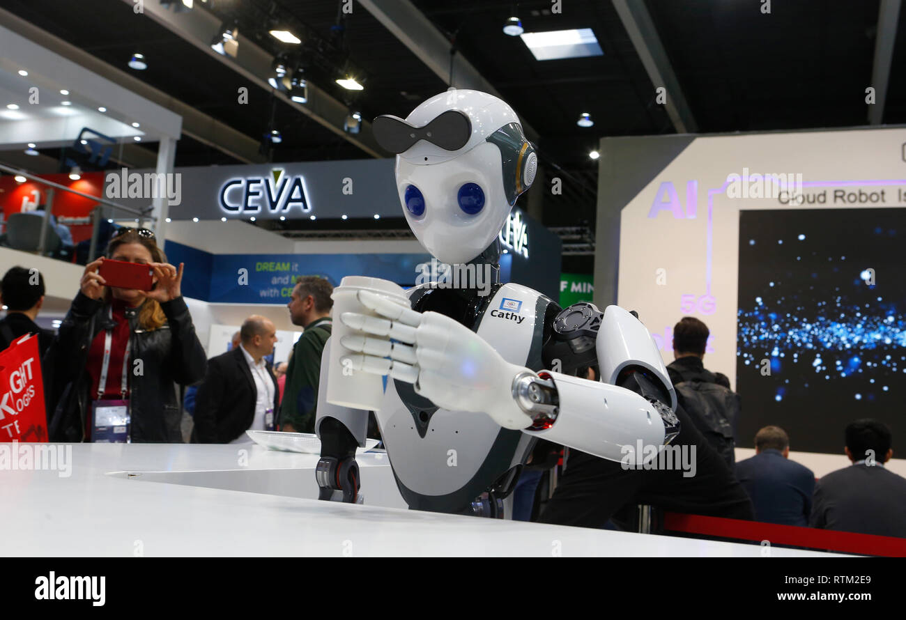 El XR-1 CloudMinds robot da la bienvenida a los visitantes a su stand en el  Mobile World Congress en Barcelona, España, el 25 de febrero Fotografía de  stock - Alamy