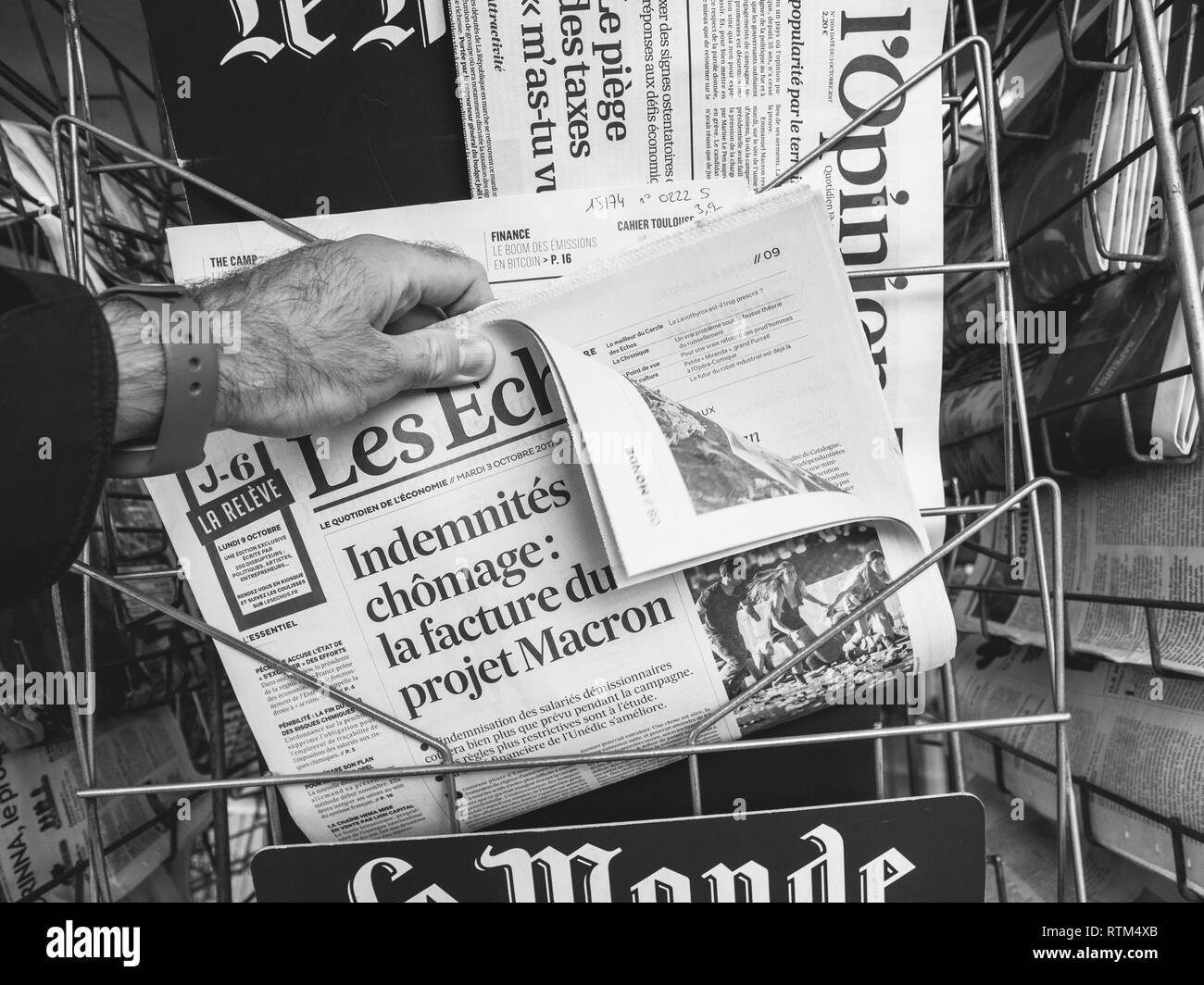 Hombre comprando periódico Imágenes de stock en blanco y negro - Alamy
