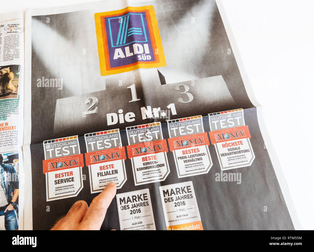 París, Francia - 25 Sep, 2017: hombre leyendo el diario alemán con gran  supermercado Aldi publicidad Fotografía de stock - Alamy