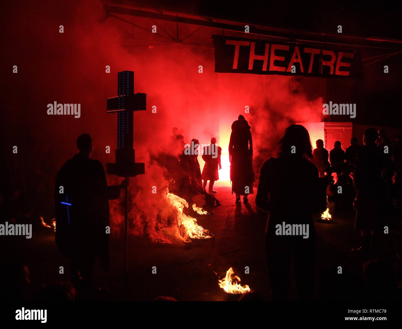 Arte de París - LA REPRESENTACIÓN DE UNA OBRA DE TEATRO DE PANTIN PARIS - paris - juego contemporáneo SU ACTUACIÓN - TROUPE des Mille et ONU COUVERTS - COLOR ARCHIVO © Frédéric BEAUMONT Foto de stock