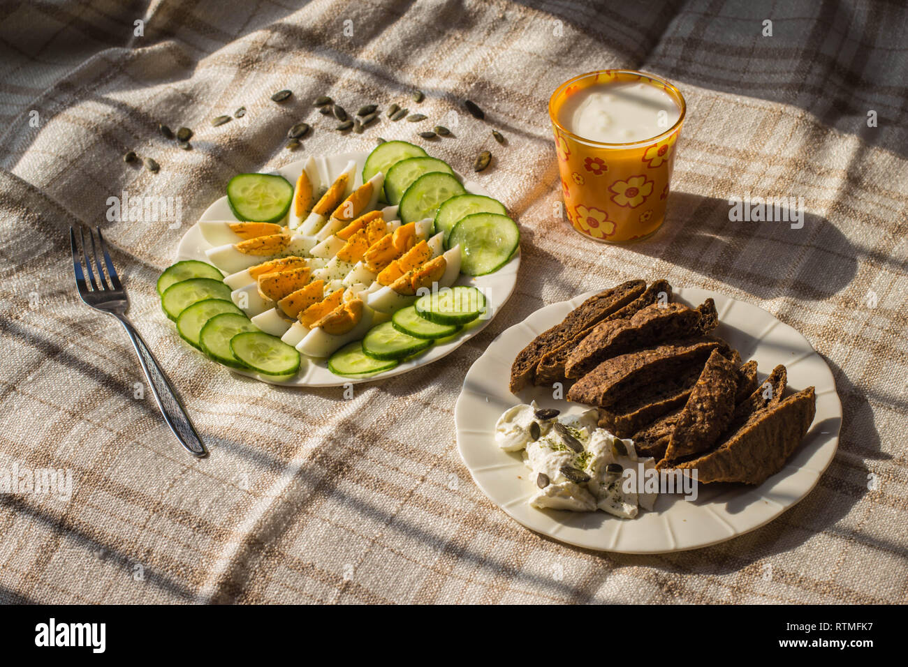 Luz simple desayuno con huevos hervidos y pepino Foto de stock