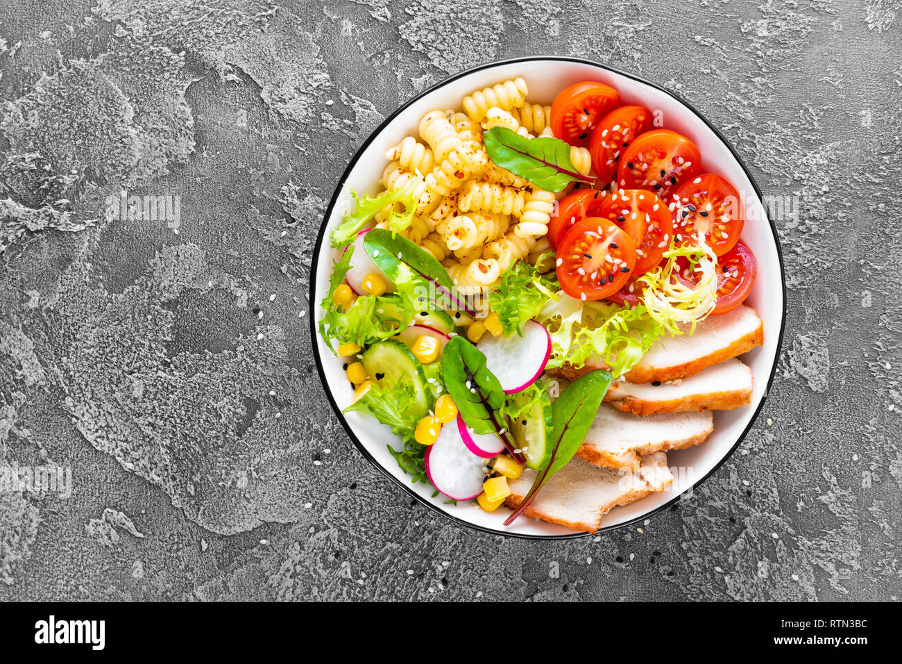 Pedicab fregar Parpadeo Carne de pollo a la plancha con verdura fresca ensalada de tomate, pepino, rábano, hojas de lechuga, acelga, maíz y pasta. Menú de almuerzo saludable. Vista superior Fotografía de stock - Alamy Pedicab fregar Parpadeo Carne de pollo a la plancha con verdura fresca ensalada de tomate, pepino, rábano, hojas de lechuga, acelga, maíz y pasta. Menú de almuerzo saludable. Vista superior Fotografía de stock - Alamy