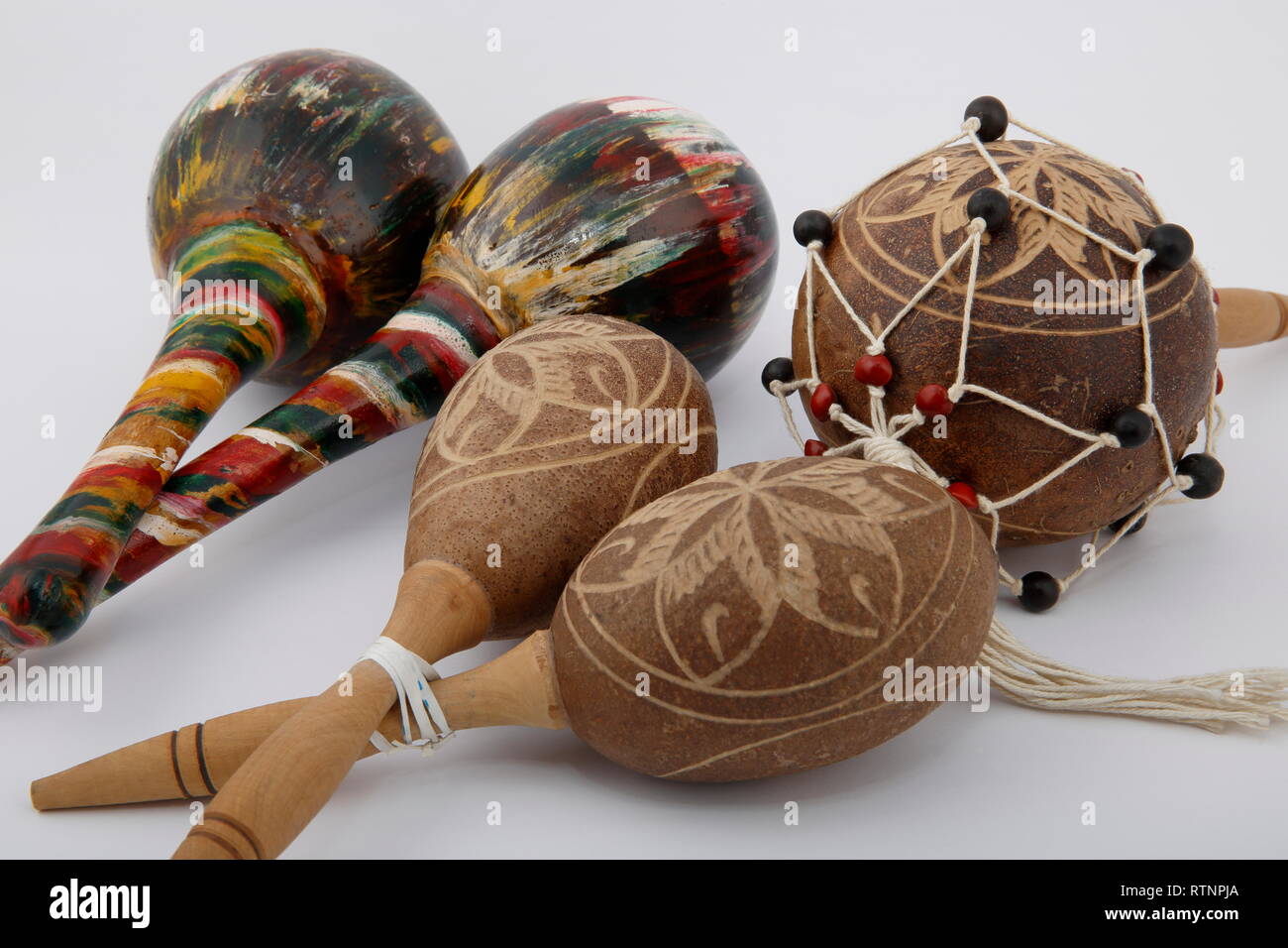 Instrumentos musicales folklóricos. Una vista del ritmo latino los  instrumentos utilizados en la música cubana, sobre fondo blanco Fotografía  de stock - Alamy