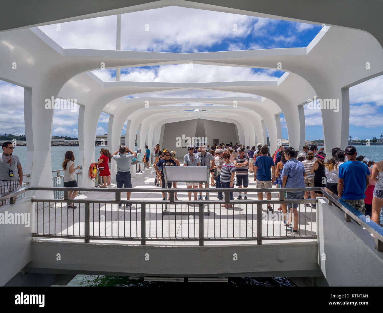 El USS Arizona Memorial el 5 de agosto de 2016 en Pearl Harbor, Estados Unidos. Monumento marca el lugar de descanso de los marineros y los infantes de marina que murieron cuando la nave USS Arizona fue Foto de stock