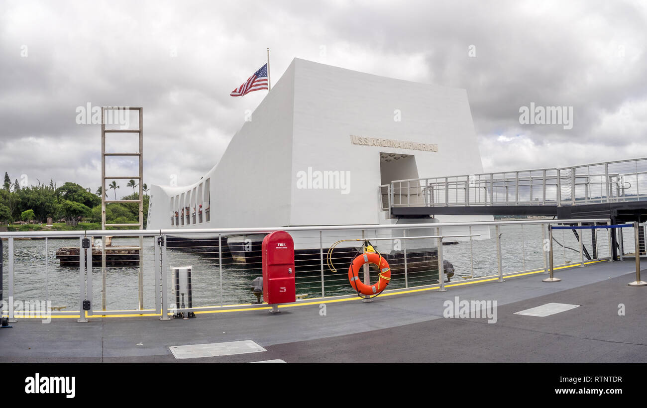 El USS Arizona Memorial el 5 de agosto de 2016 en Pearl Harbor, Estados Unidos. Monumento marca el lugar de descanso de los marineros y los infantes de marina que murieron cuando la nave USS Arizona fue Foto de stock