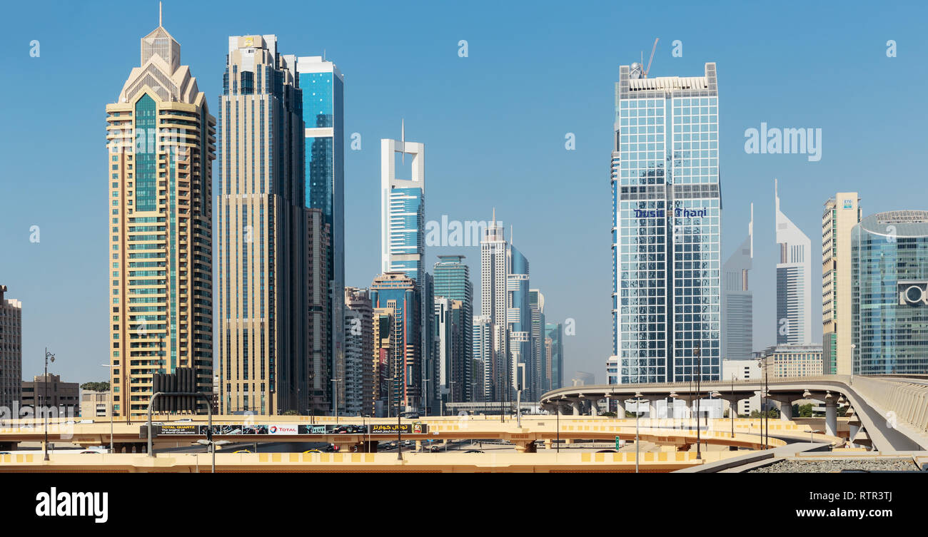 DUBAI, EMIRATOS ÁRABES UNIDOS - Octubre 31: Metro de Dubai como el más largo del mundo completamente automatizado de la red de metro (75 km) el 31 de octubre de 2013, Dubai, EAU. Foto de stock