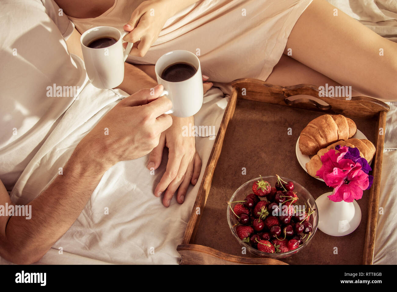 Pareja en el amor con el desayuno en la cama Fotografía de stock - Alamy