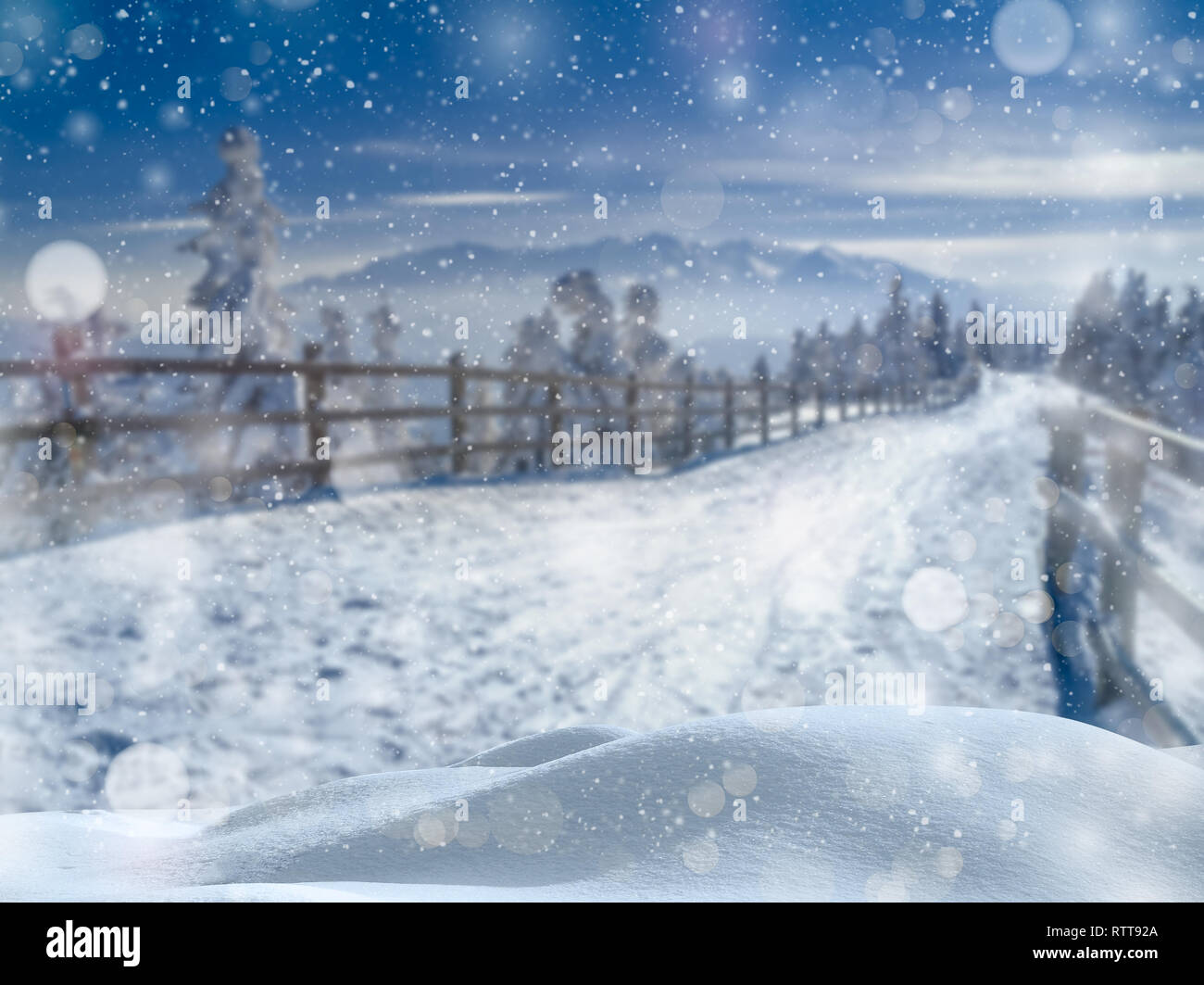 País de las maravillas invernal paisaje. Bokeh nieve con luces tenues cayendo sobre un fondo difuminado escénico de Navidad. Foto de stock