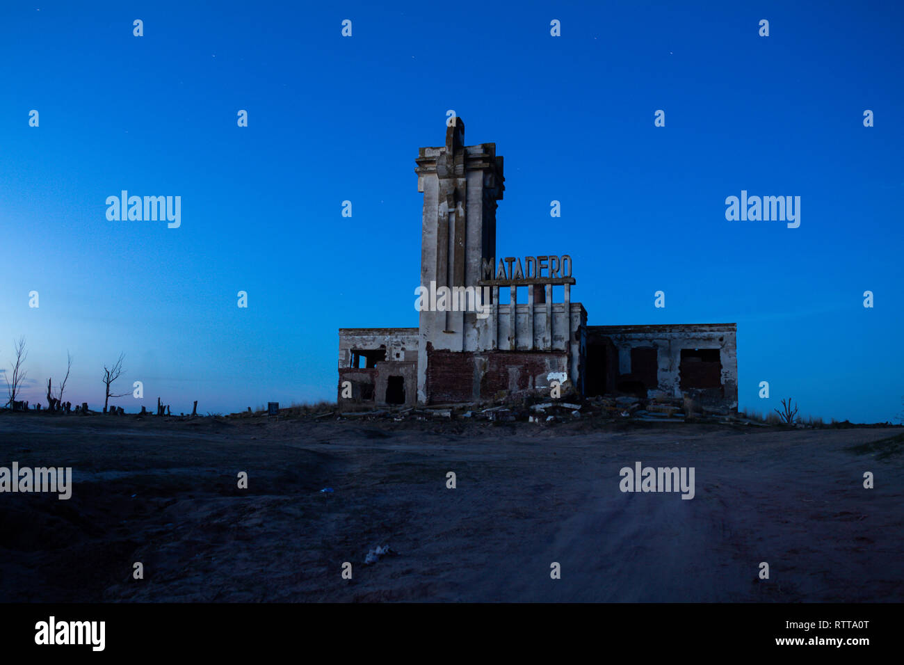 Los árboles muertos en la abandonada ciudad de Epecuen. Famoso Edificio del sacrificio de ganado. Letrero que dice 'slaughterhouse'. La inundación que destruyó la ciudad y l Foto de stock