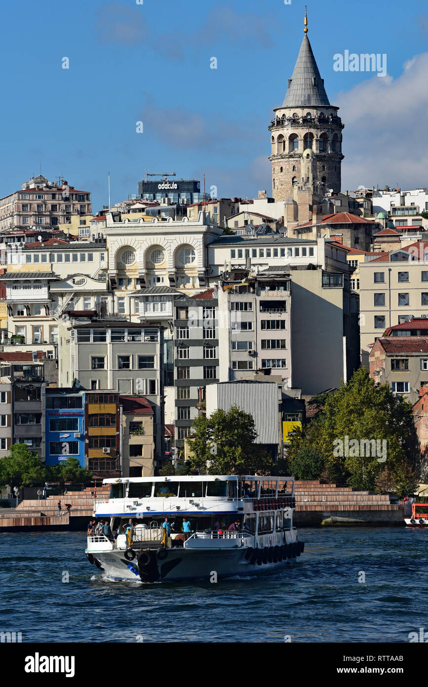 La distintiva torre de Galata, situado a 60 metros de altura y coronado por una torre cónica. Utilizado originalmente para la vigilancia de la navegación, Estambul, Turquía. Foto de stock