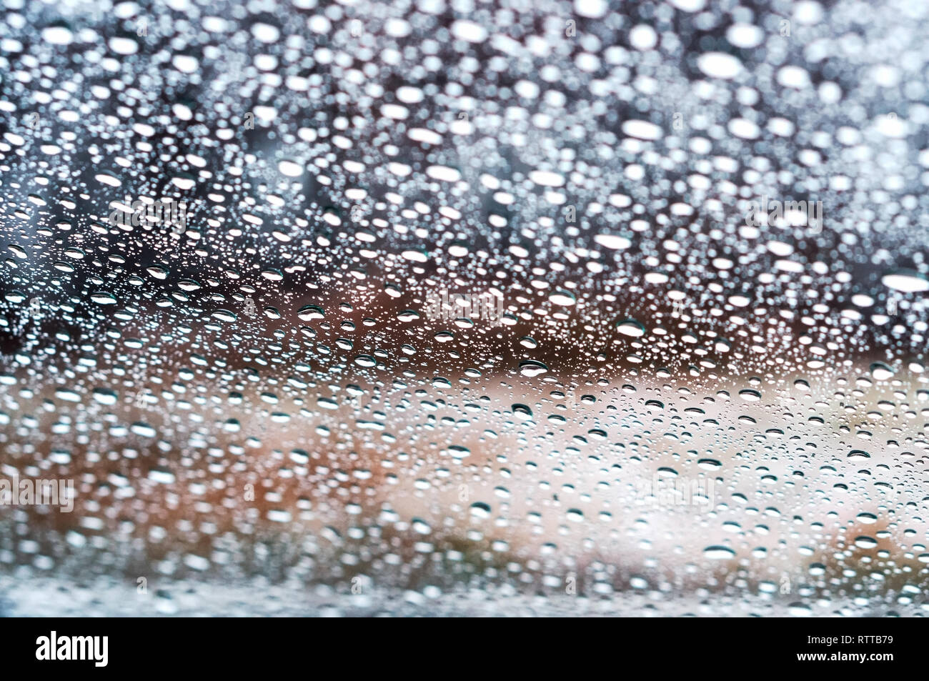 Gotas de agua en el cristal de coche, las gotas de lluvia en el cristal Foto de stock