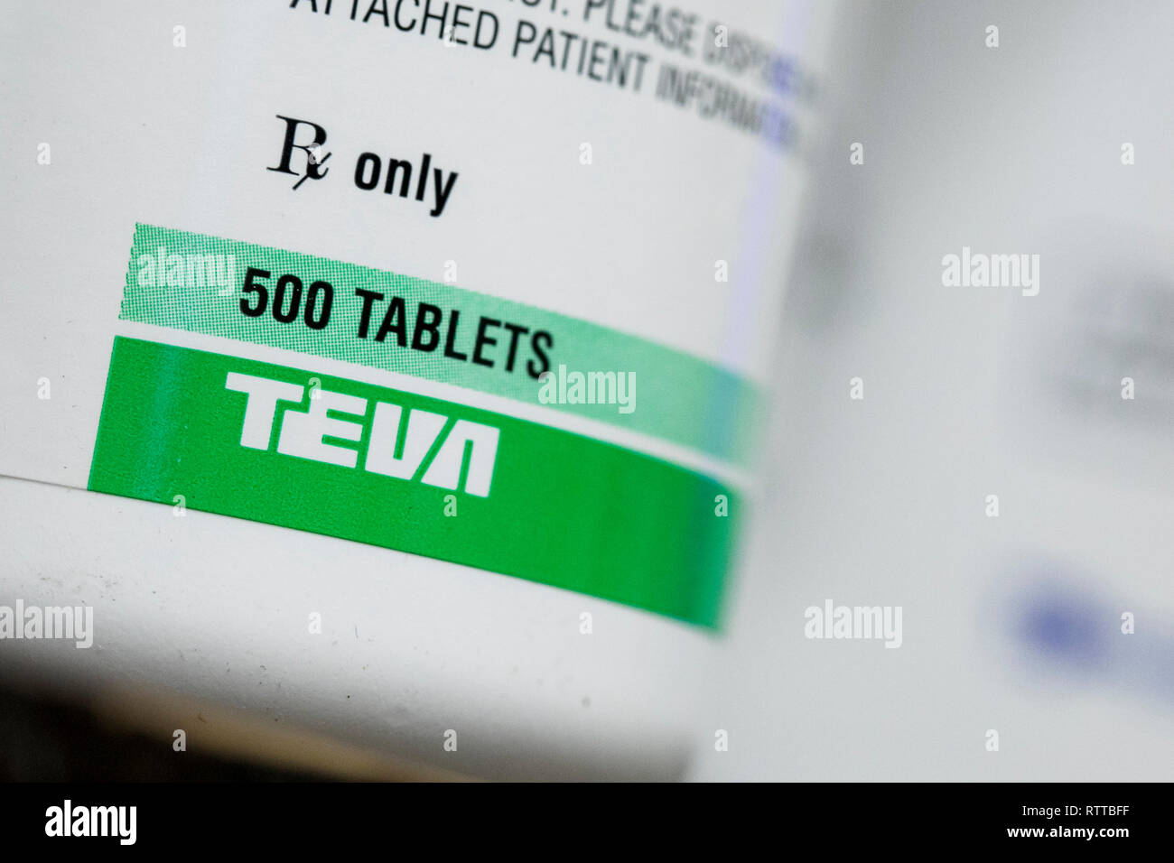 Un logotipo de Teva Pharmaceutical Industries es visto en envases  farmacéuticos recetados fotografiado en una farmacia Fotografía de stock -  Alamy