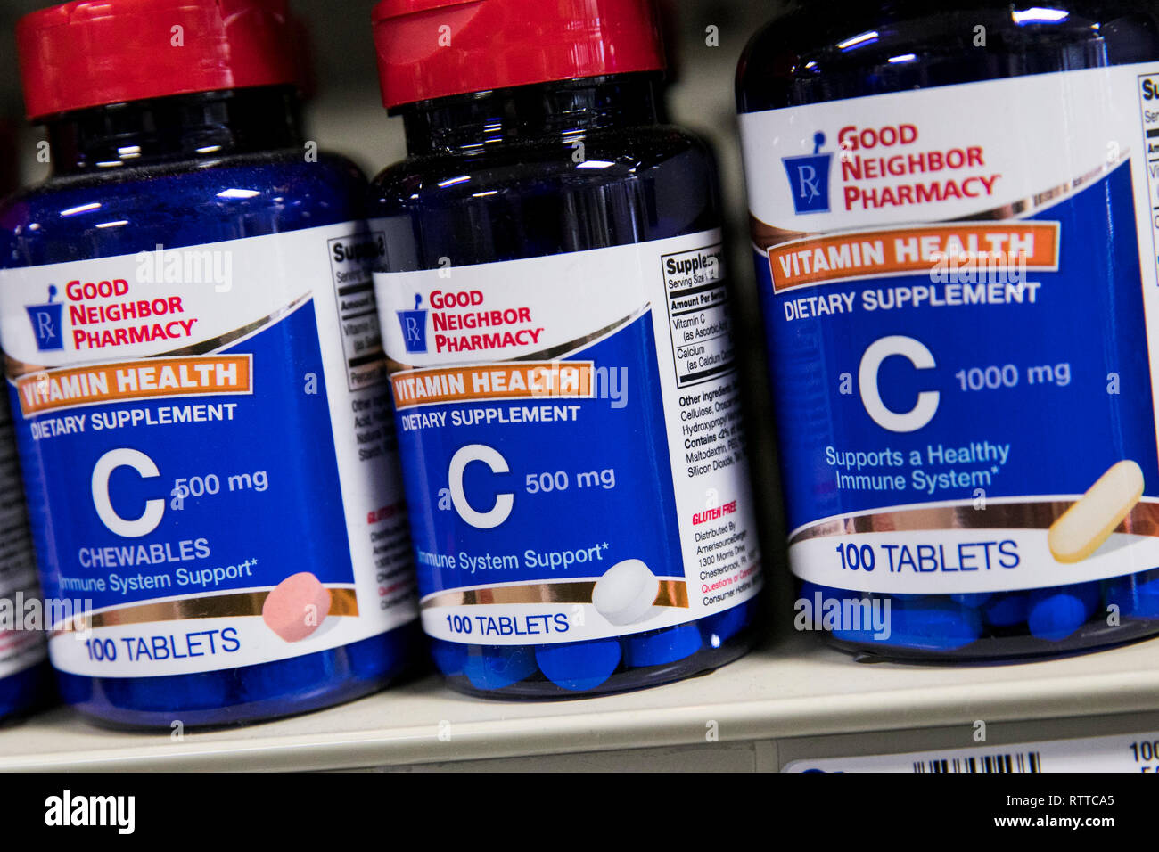 Botellas de suplementos de vitamina C fotografiado en una farmacia. Foto de stock