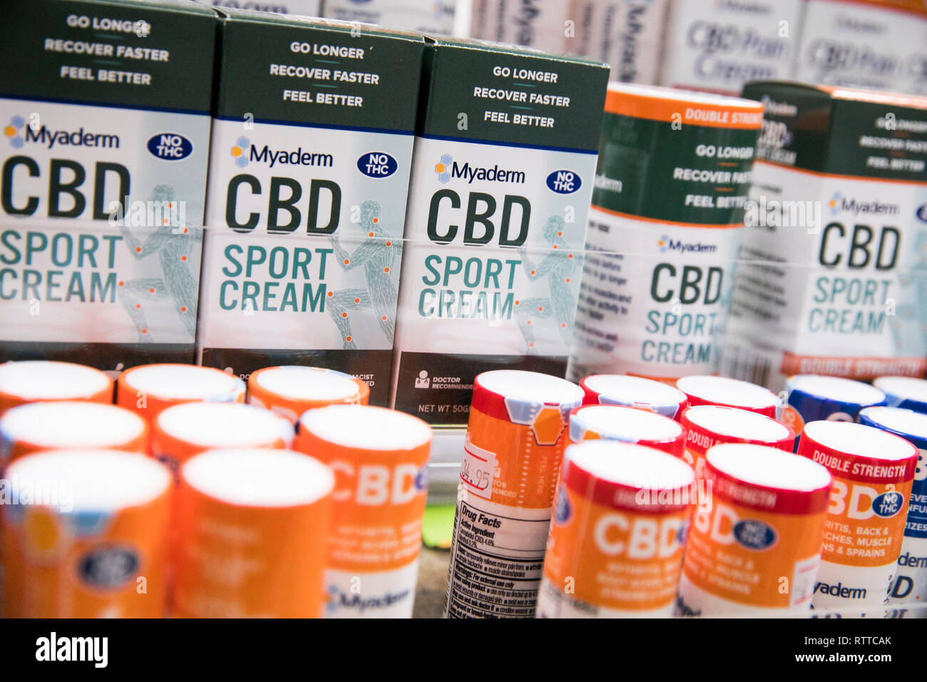 Botellas de Myaderm CDB (cannabidiol) dolor productos de tratamiento crema fotografiado en una farmacia. Foto de stock