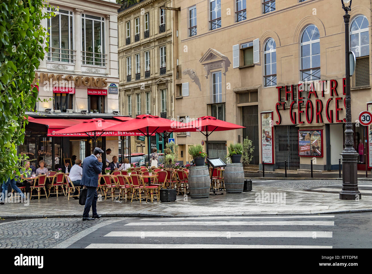 Personas sentadas en las mesas a las afueras DE à la Place Saint-Georges, un restaurante cafetería en St Georges, en el distrito 9th de París, Francia Foto de stock