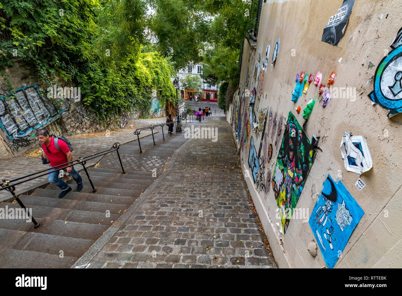 Las personas escalando los peldaños empinados en Rue du Calvaire, que conecta la Rue Gabrielle y Place du Tetre a Montmartre, Paris Foto de stock