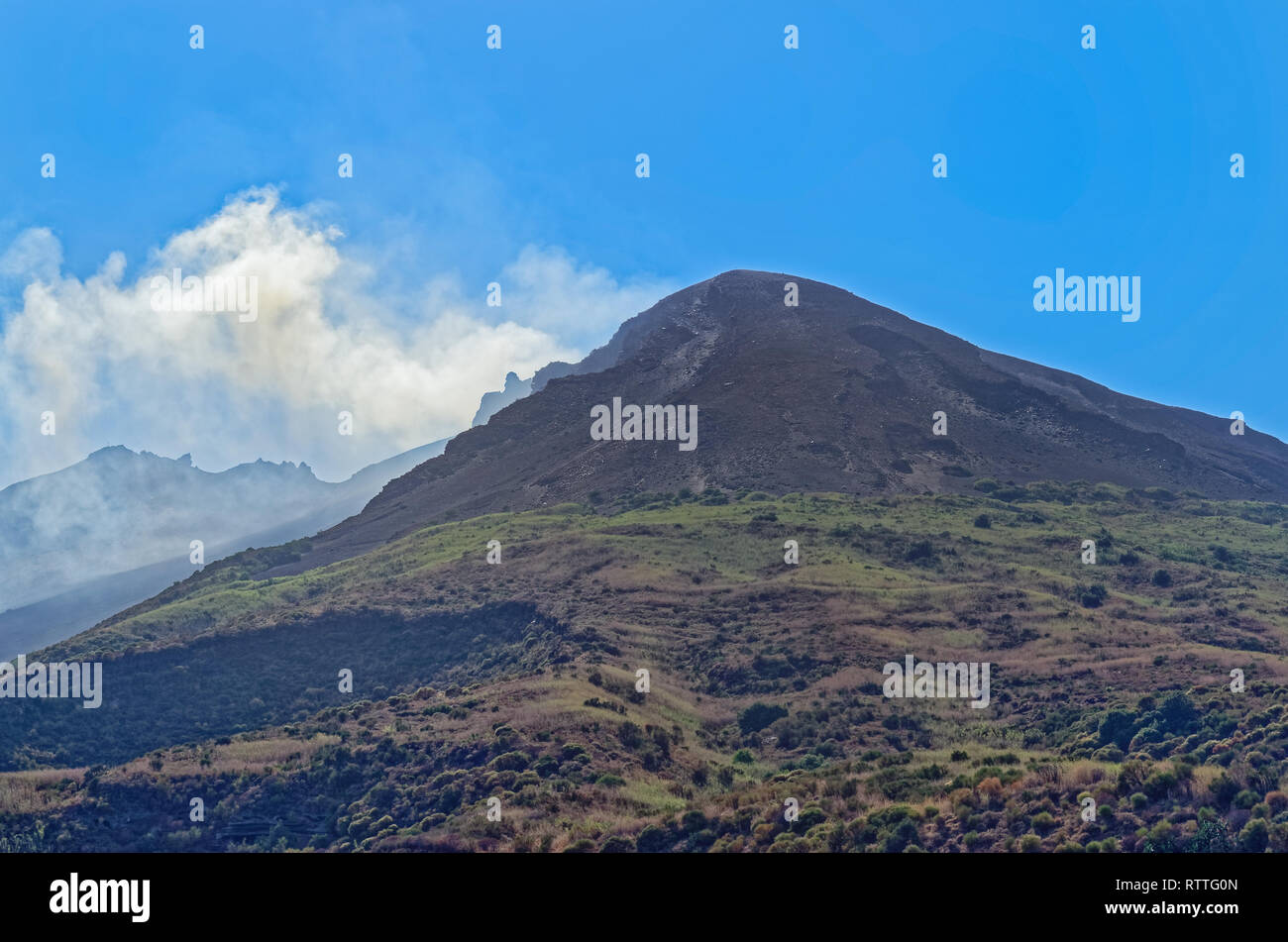 Humo sobre el activo volcán Isla Stromboli, Italia Foto de stock