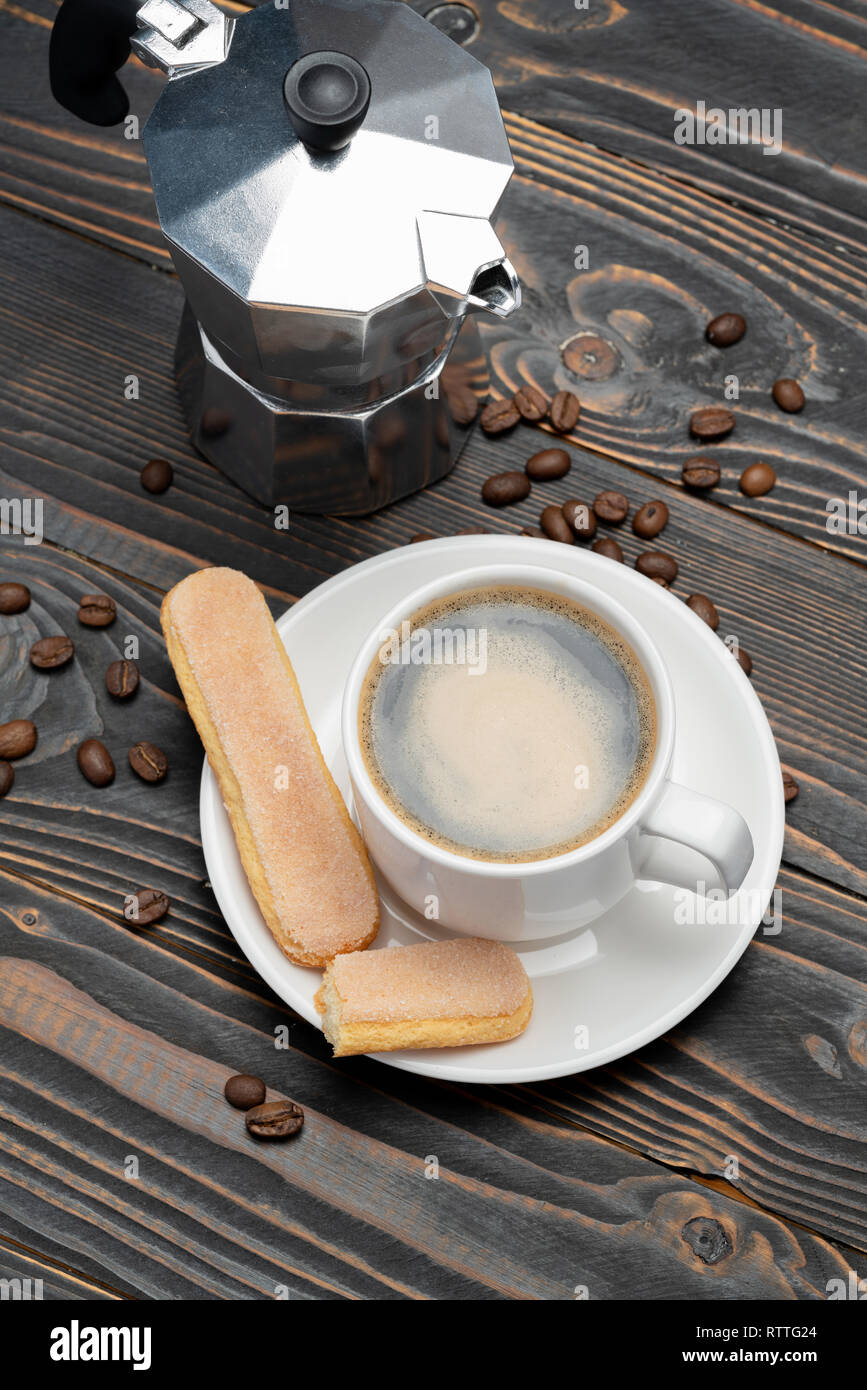 https://c8.alamy.com/compes/rttg24/taza-de-cafe-con-la-cafetera-en-procedencia-de-madera-rttg24.jpg