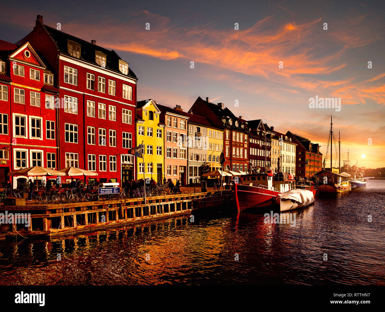 Al atardecer, Nyhavn en Copenhague, Dinamarca. Foto de stock
