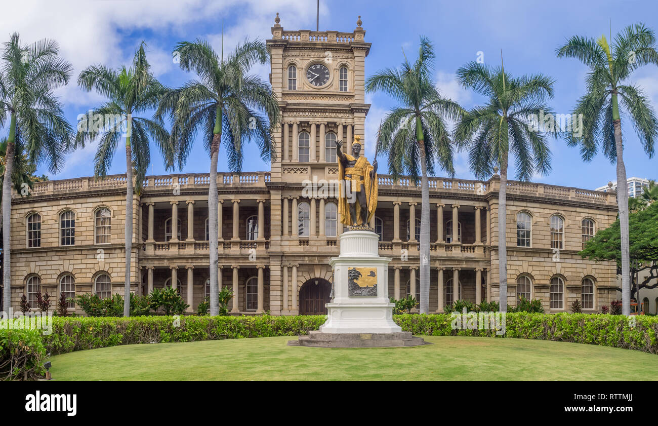I la estatua del rey Kamehameha, por Thomas Gould, el 6 de agosto de 2016 en Honolulu, Hawaii. Es delante de Ali iolani Hale, el edificio de la Corte Suprema de Hawaii Foto de stock