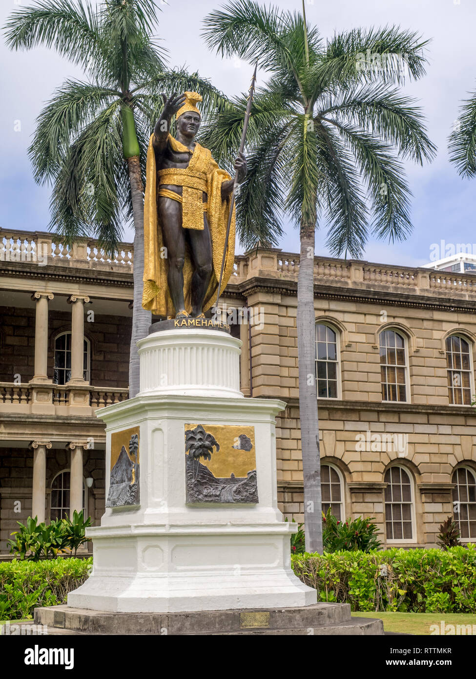 I la estatua del rey Kamehameha, por Thomas Gould, el 6 de agosto de 2016 en Honolulu, Hawaii. Es delante de Ali iolani Hale, el edificio de la Corte Suprema de Hawaii Foto de stock