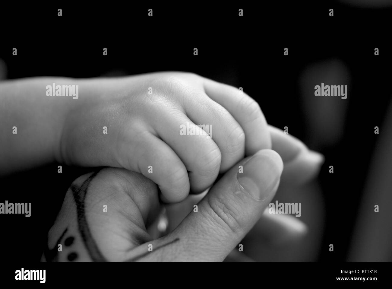 Madre Sosteniendo La Mano De Sus Hijas Madres El Tatuaje En La Mano Fotografia De Stock Alamy