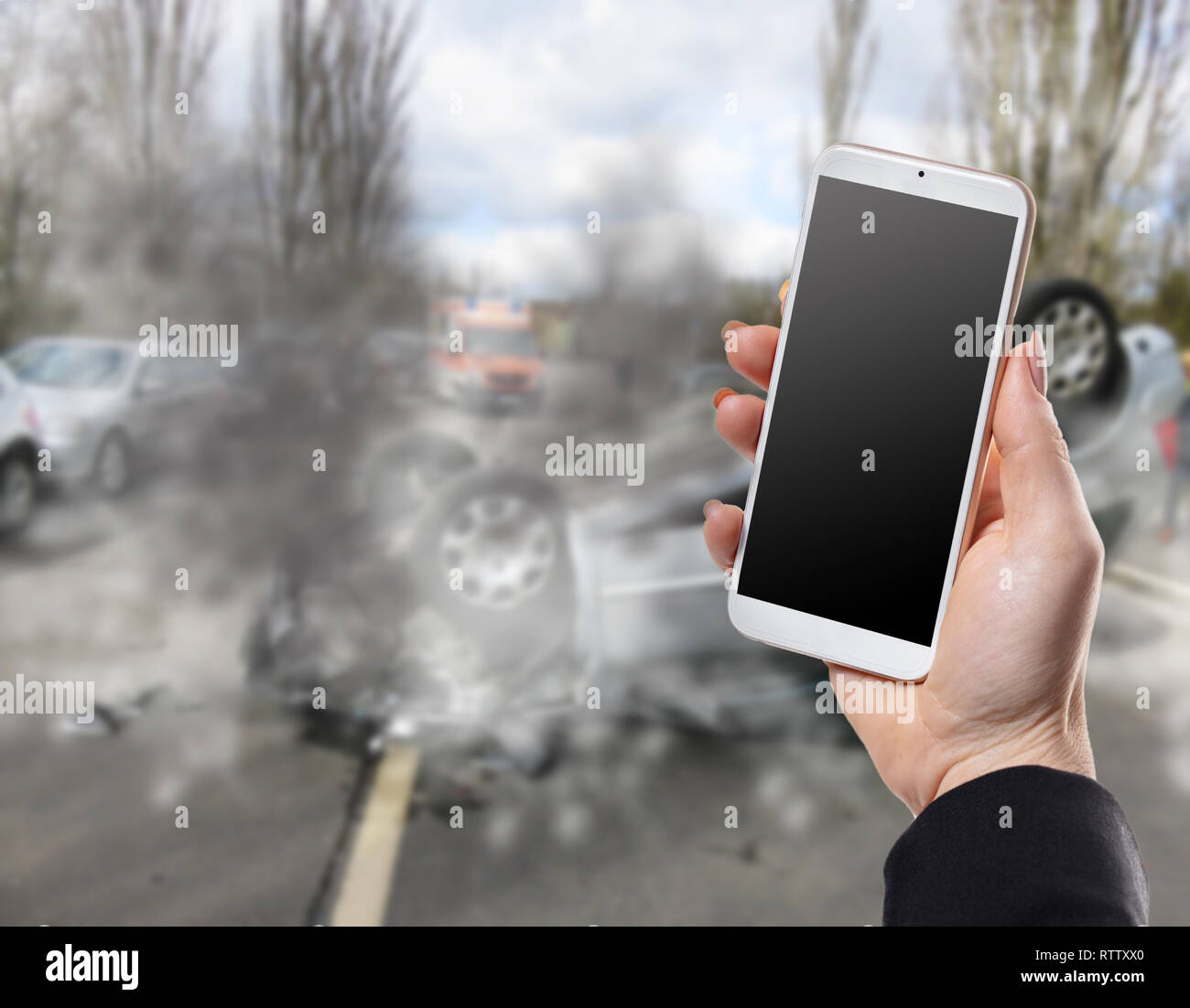 Con el teléfono de mano femenina sobre los antecedentes de un accidente de coche Foto de stock