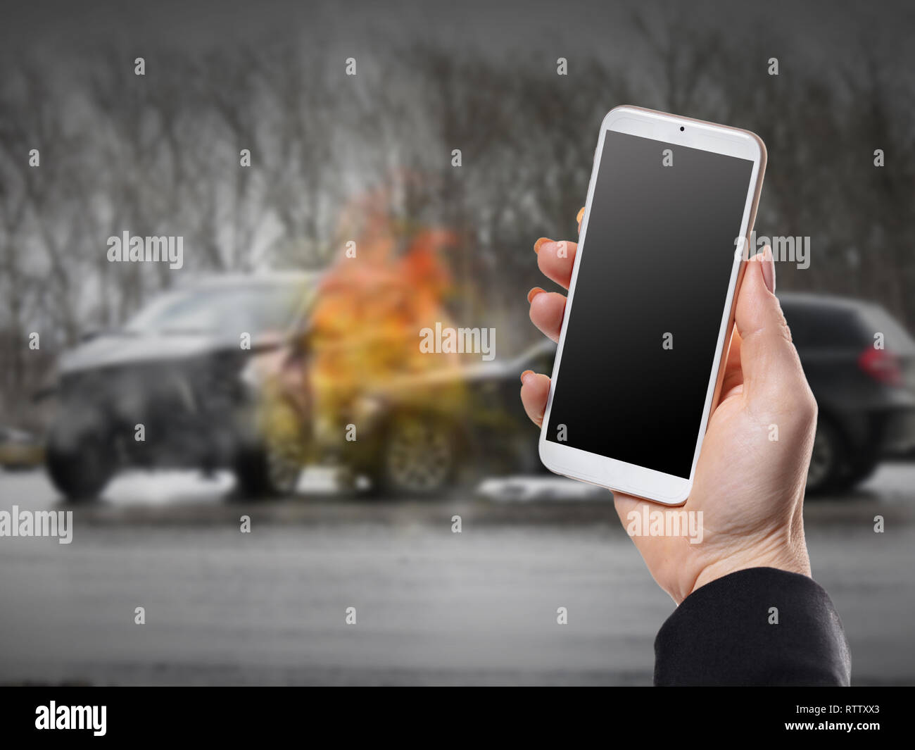Con el teléfono de mano femenina sobre los antecedentes de un accidente de coche Foto de stock