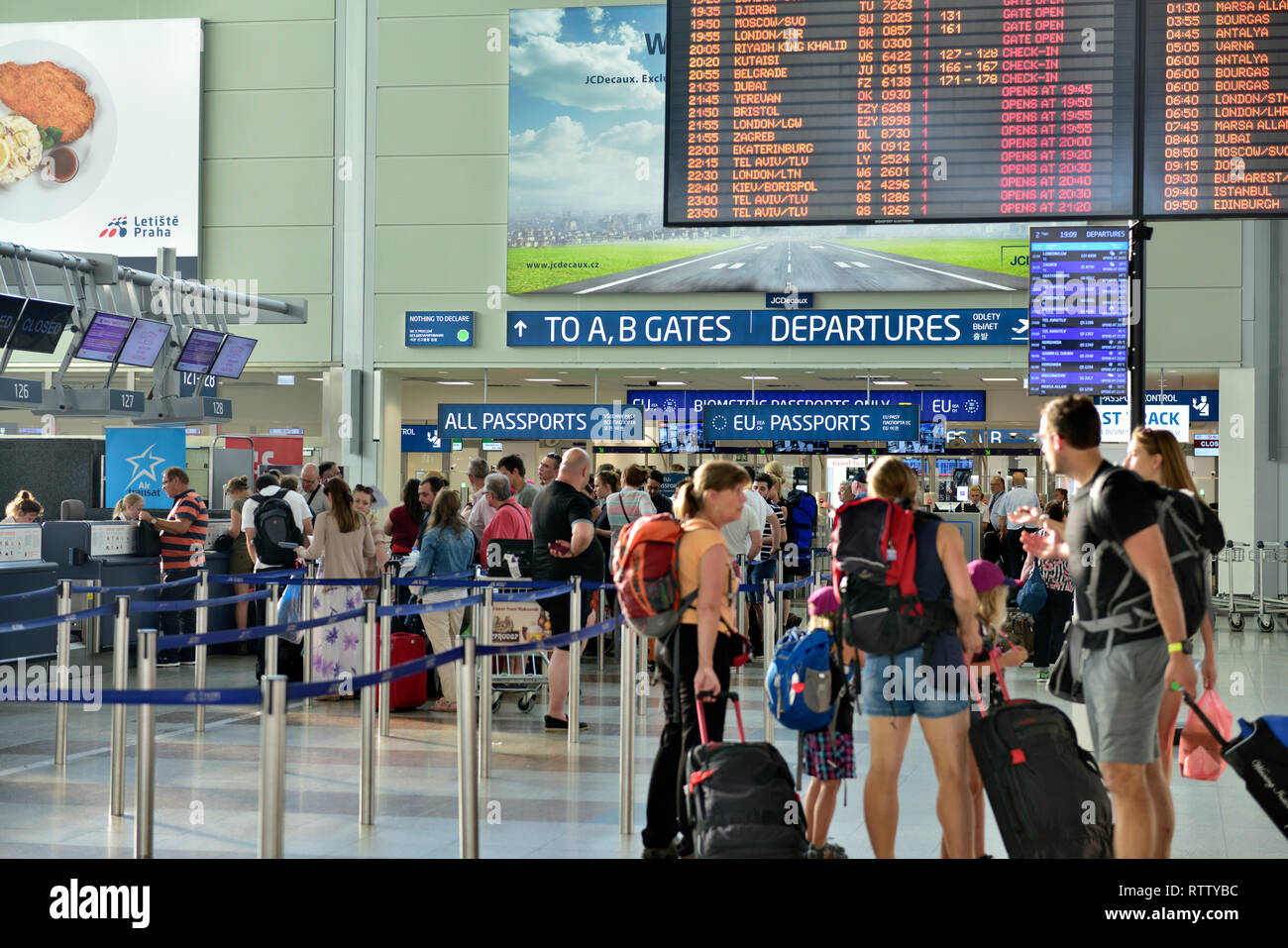 Salidas de pasajeros, mirando a programar juntas en la terminal 1 del aeropuerto de Vaclav Havel, en Praga, República Checa Foto de stock
