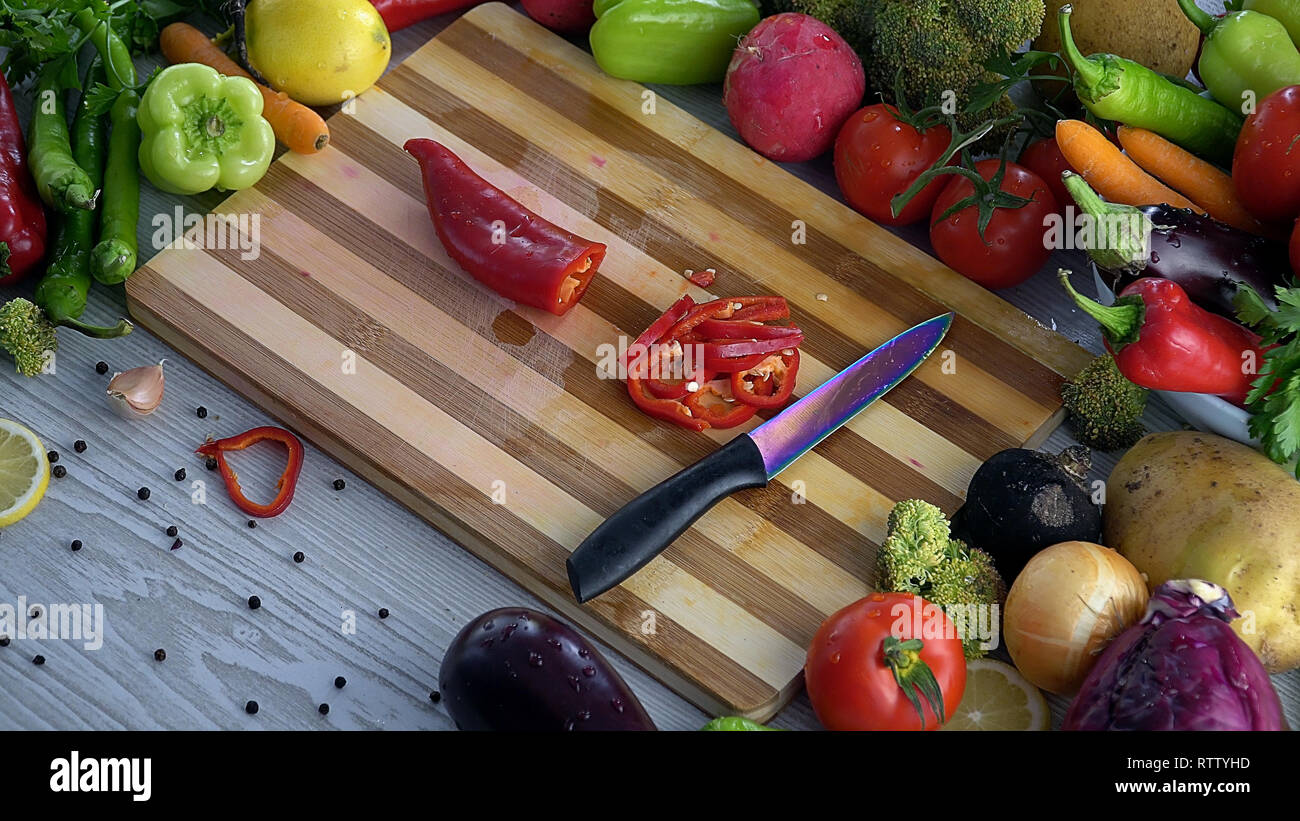 https://c8.alamy.com/compes/rttyhd/el-hombre-esta-cortando-verduras-en-la-cocina-cortar-en-rodajas-de-pimiento-rojo-rttyhd.jpg
