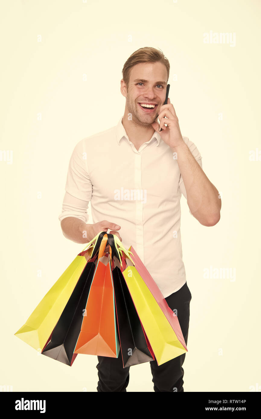 Guy comprar ropa online. Concepto de compras en línea. Tomar ventajas de  compras en línea y la entrega. Hombre, llamar al orden a más elementos. El  hombre feliz tiene montón de bolsas