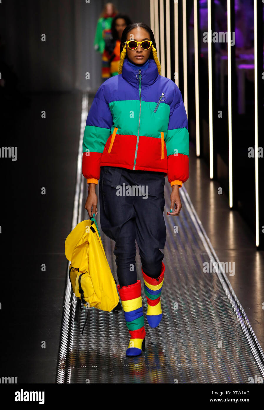 Milán, Italia - 19 de febrero: Jourdan Dunn camina la pista de aterrizaje  en los colores unidos de Benetton show en la Semana de la moda de Milán  otoño/invierno 2019/20 Fotografía de