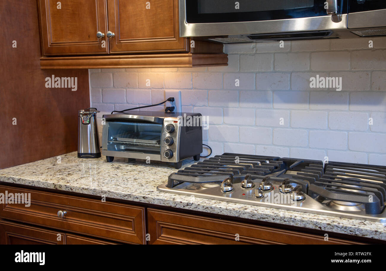 Una moderna cocina de granito con abrelatas, encimera de gas y horno  tostador Fotografía de stock - Alamy